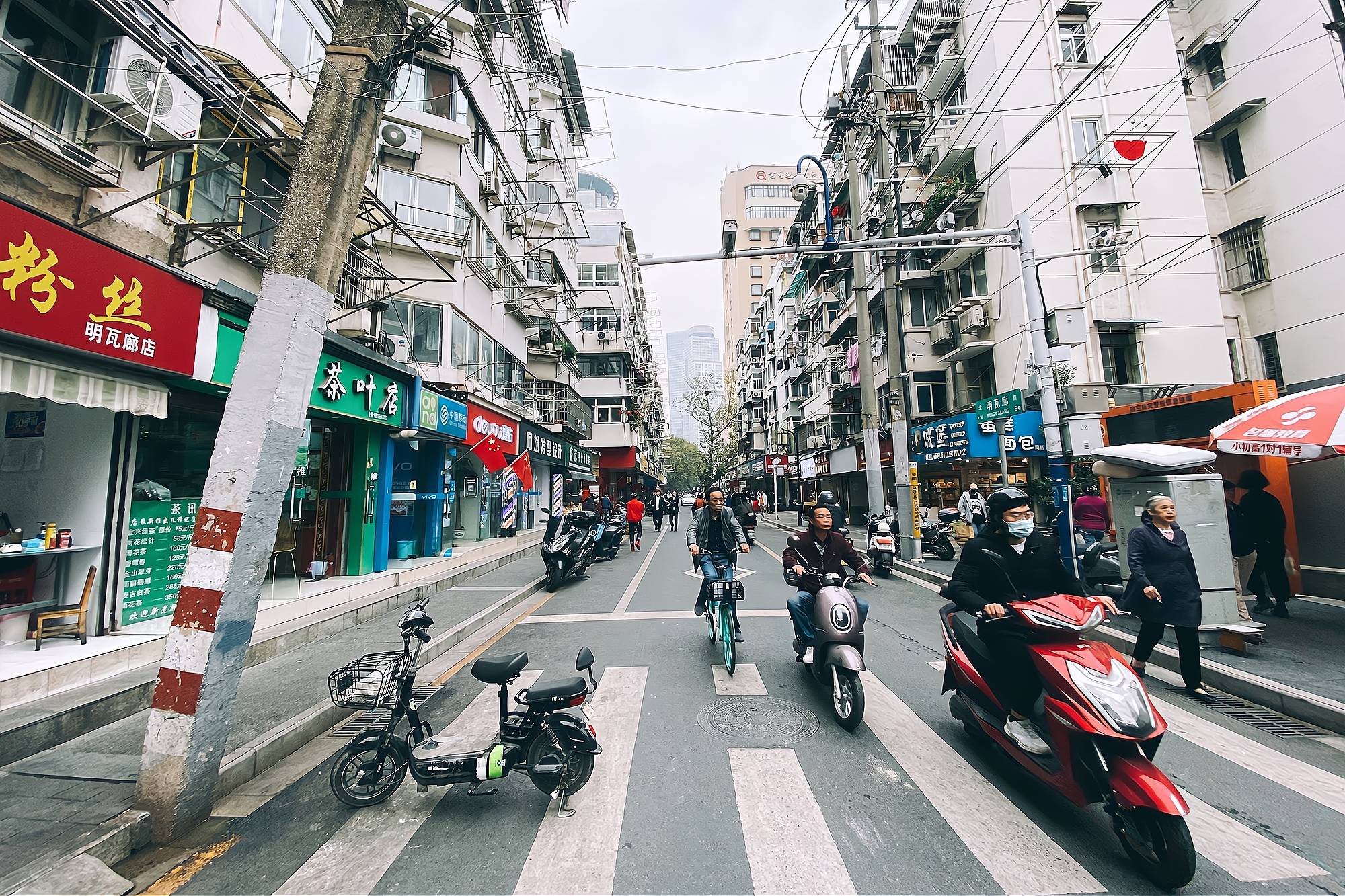 藏在南京小巷子中的小吃店,栗子和鸭子最受欢迎,每天必排队