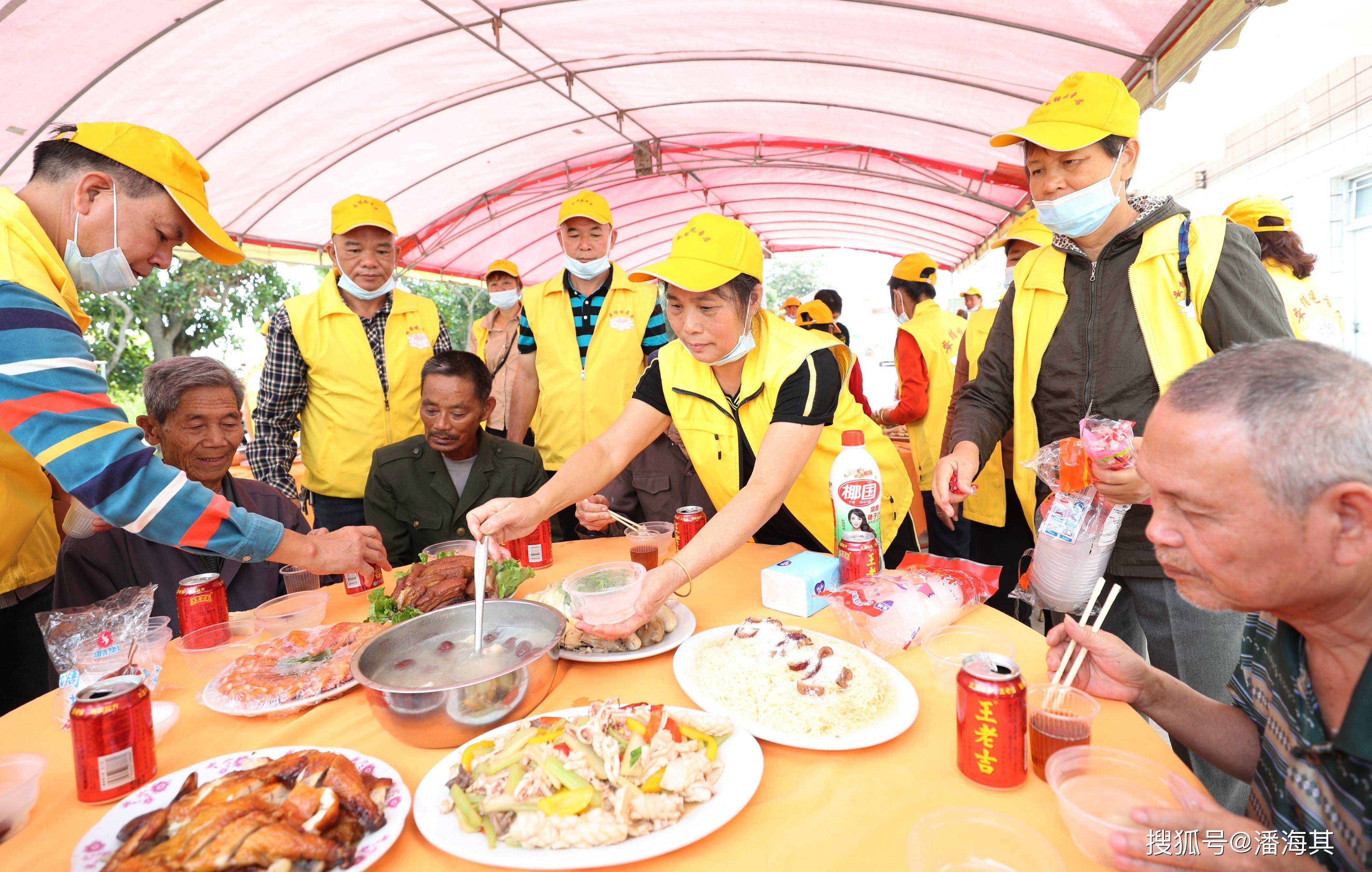 爱心午餐情暖老人心