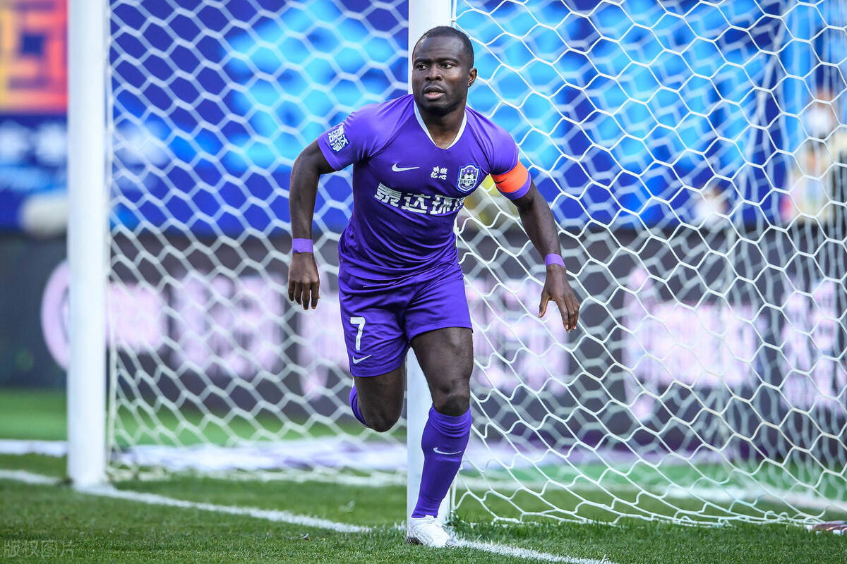 8年已逝,他还是那个让对方防线胆寒的黑色闪电……_阿奇姆彭