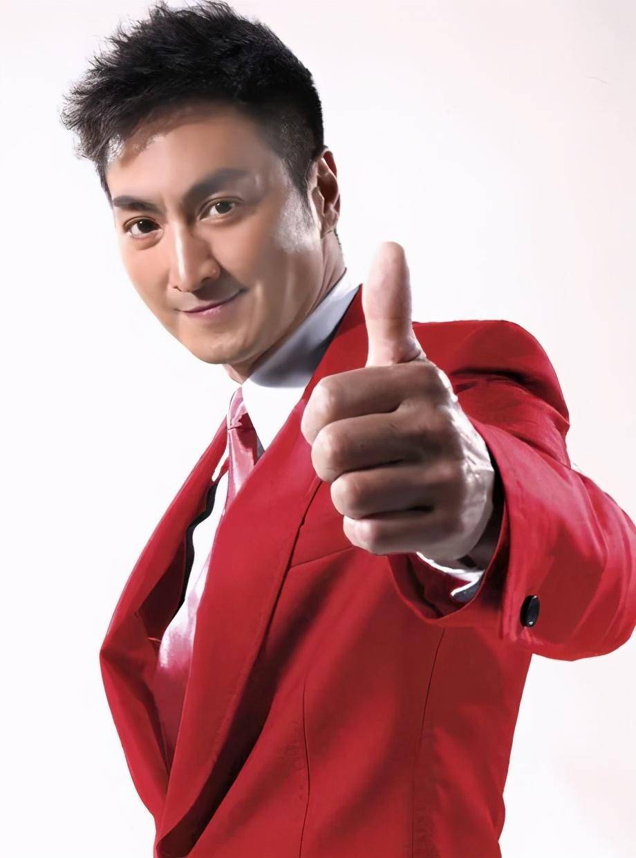 视频中,何家劲身材保持相当好,并未发福走样,状态不错.