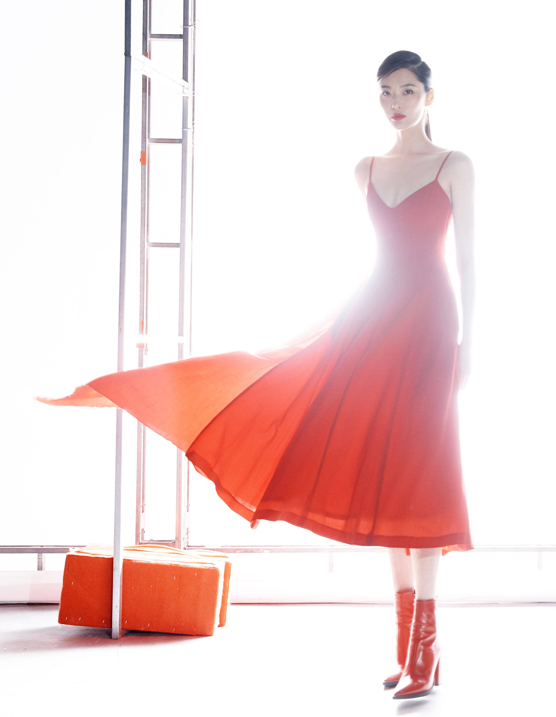 她是模特,因与林更新绯闻才被人熟知,今穿红色吊带裙,明艳大气