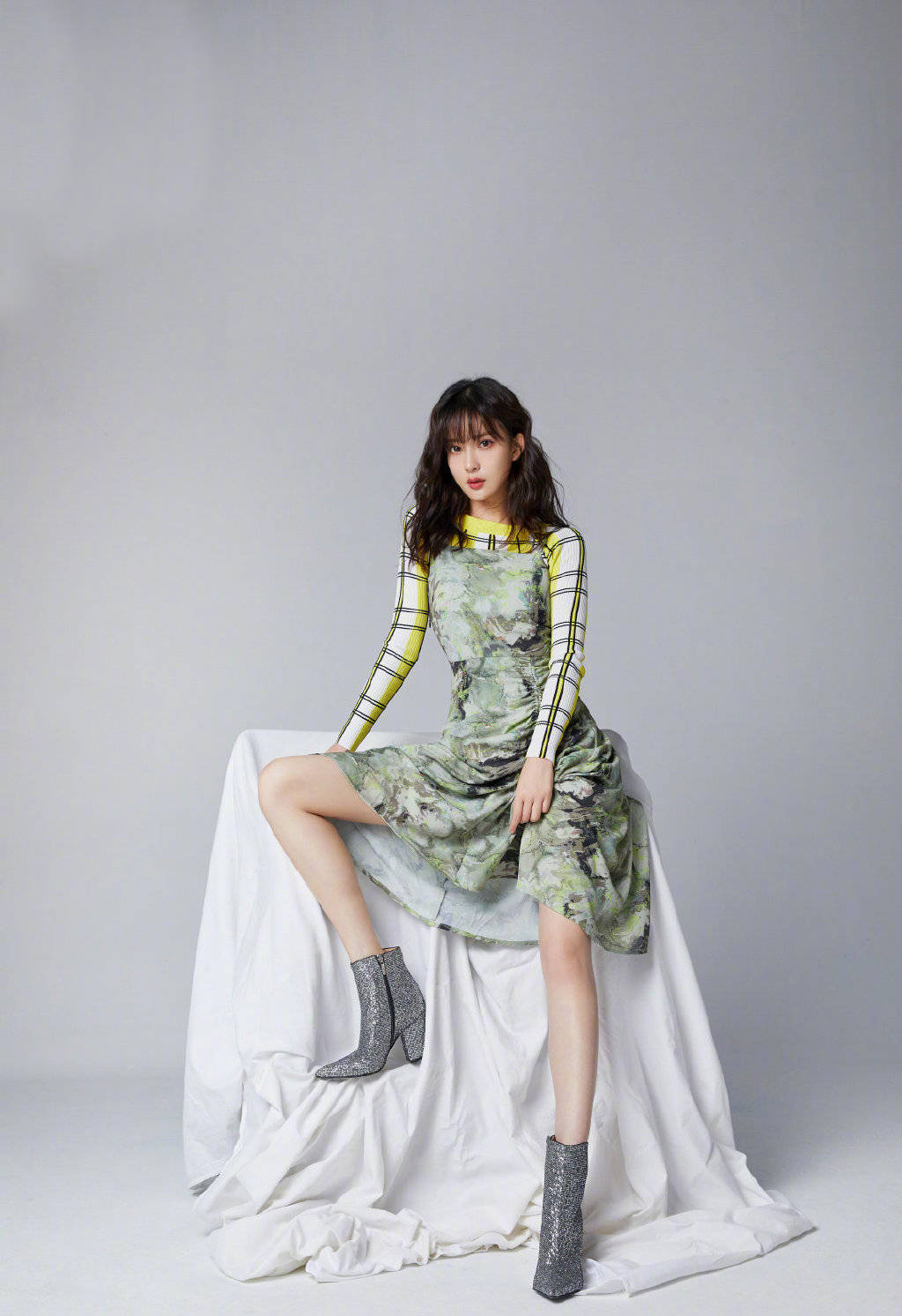 将孟子义衬托得性感迷人,外搭一件粉色的背带裙,来个侧身躺着的摆拍