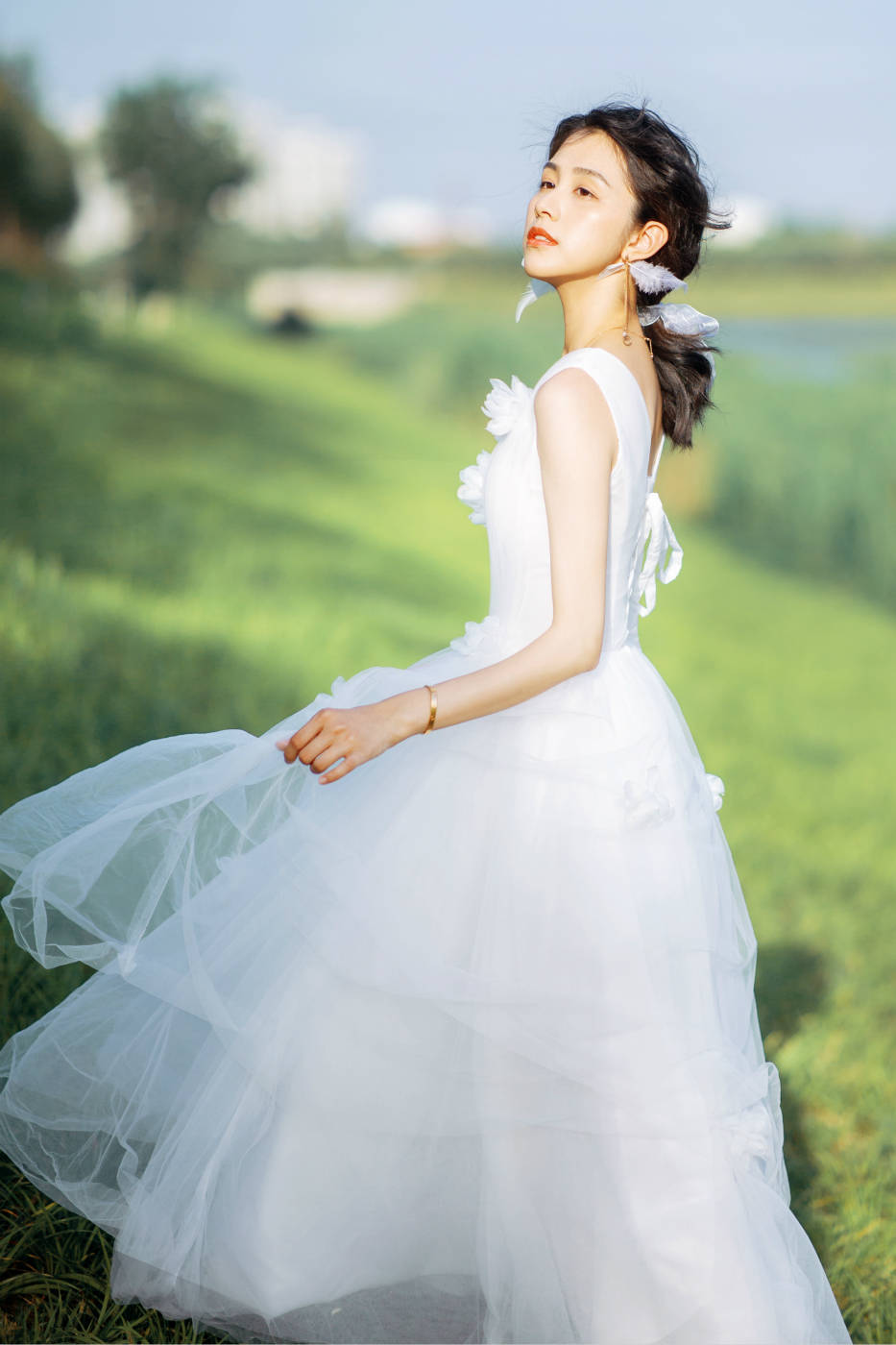 杨晞曝花海写真 高雅脱俗似花仙子