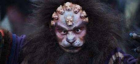 西游记里为什么有后台的妖怪见了主人都乖乖现出原形