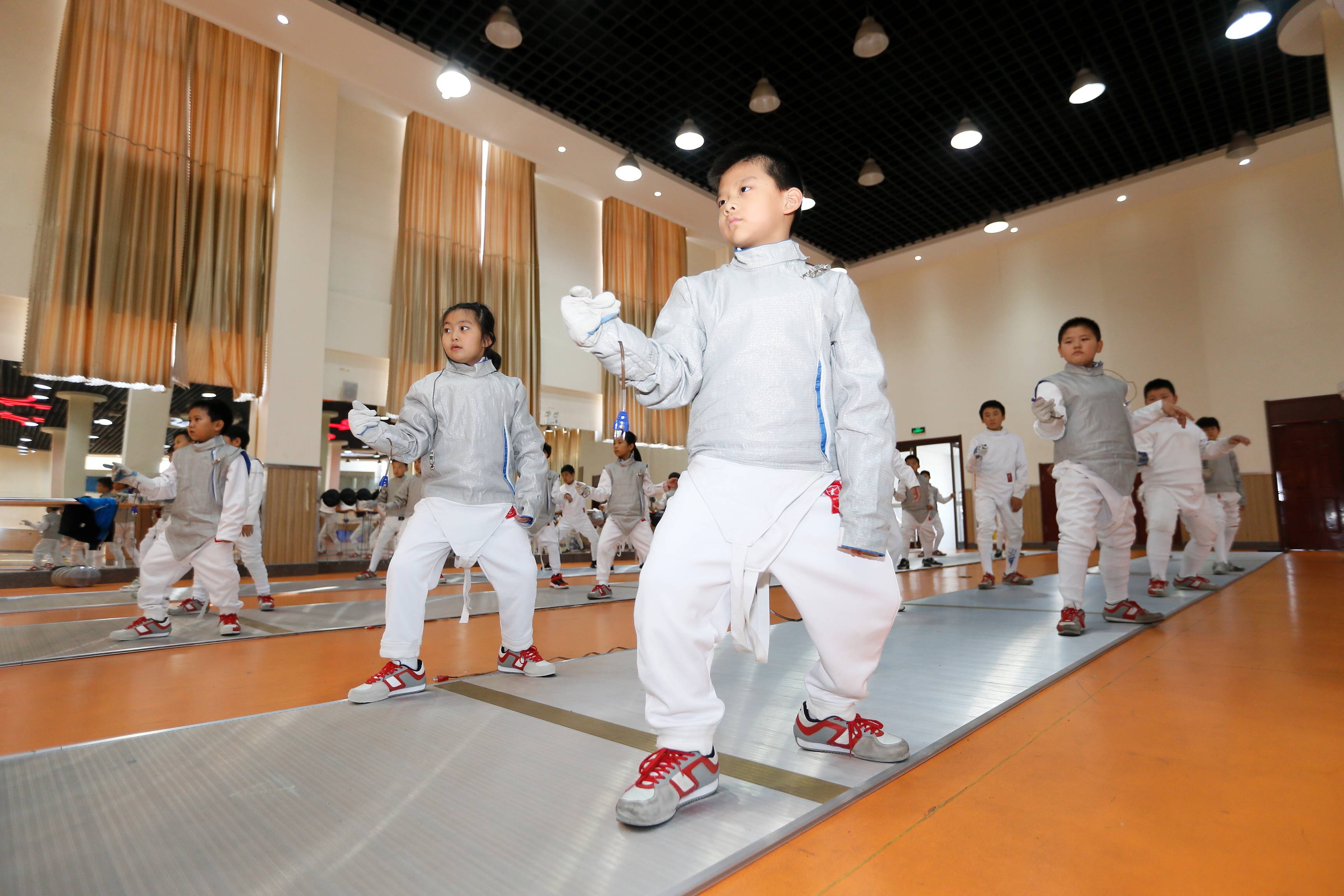 即墨仇兆兵建设的通济实验学校击剑学生在老师指导下进行击剑训练