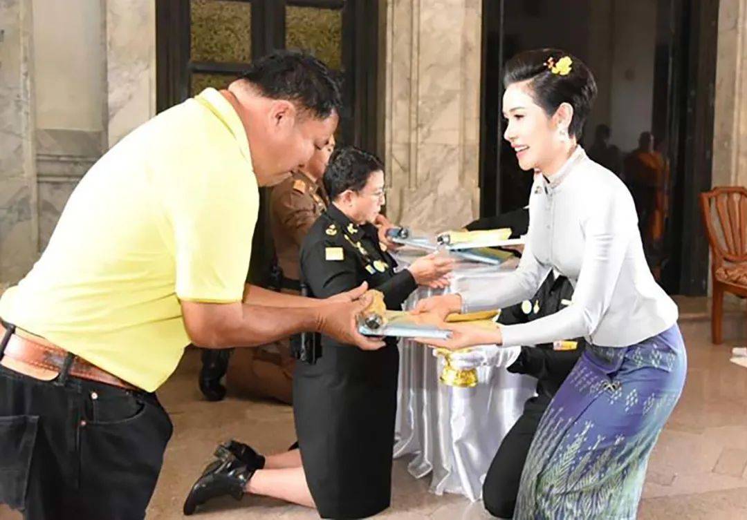 35岁泰国贵妃平易近人受年长阿姨跪拜一把拽住对方手扶她起身