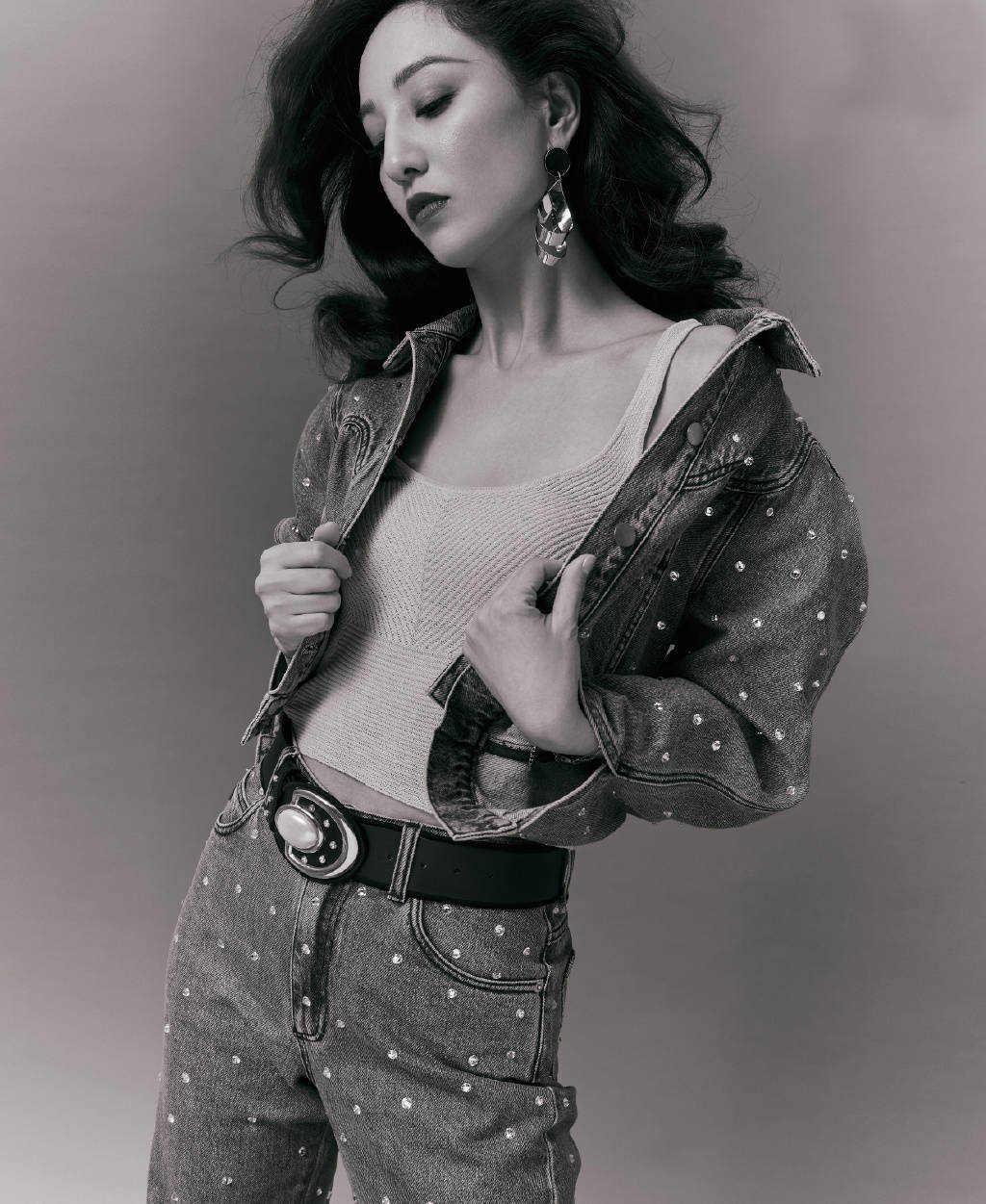 郑希怡曝光新写真,穿针织背心配亮钻牛仔套装,笑容灿烂美成少女_手机