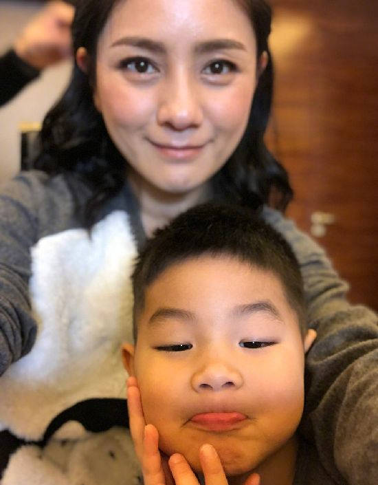 小鱼儿台上弹钢琴似在寻人 胡可:嘿 朋友找谁呢