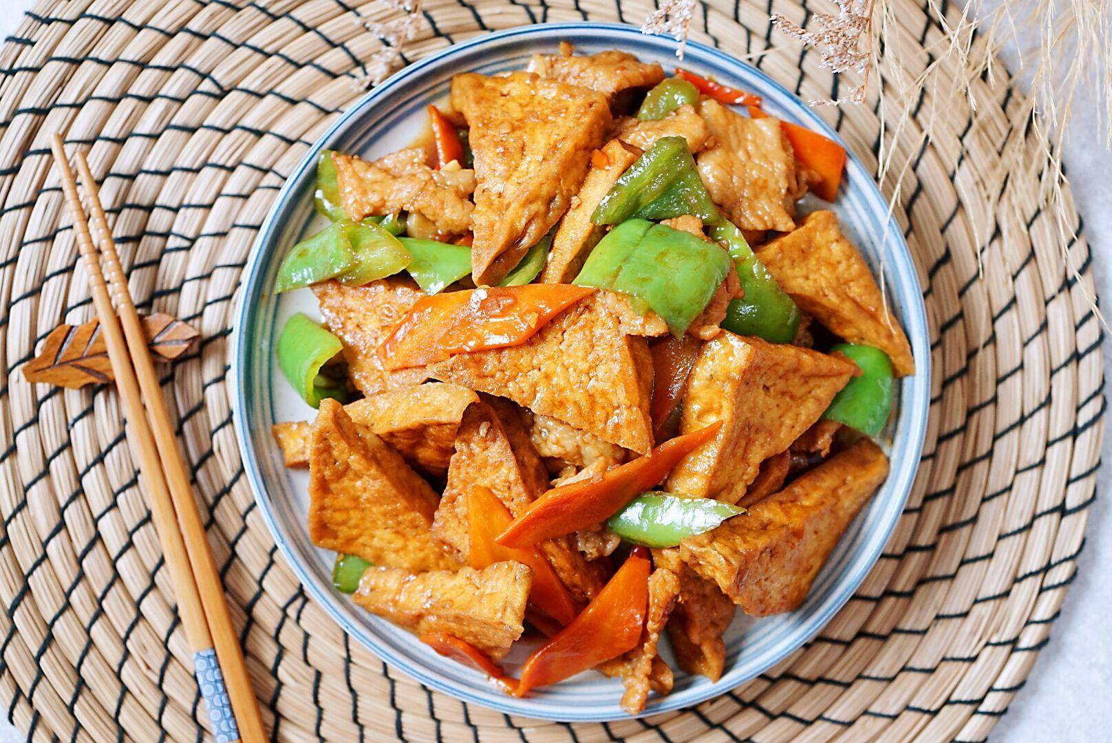 都知道烧豆腐比炖着吃更香原来先煎再如此调味才是好吃的原因