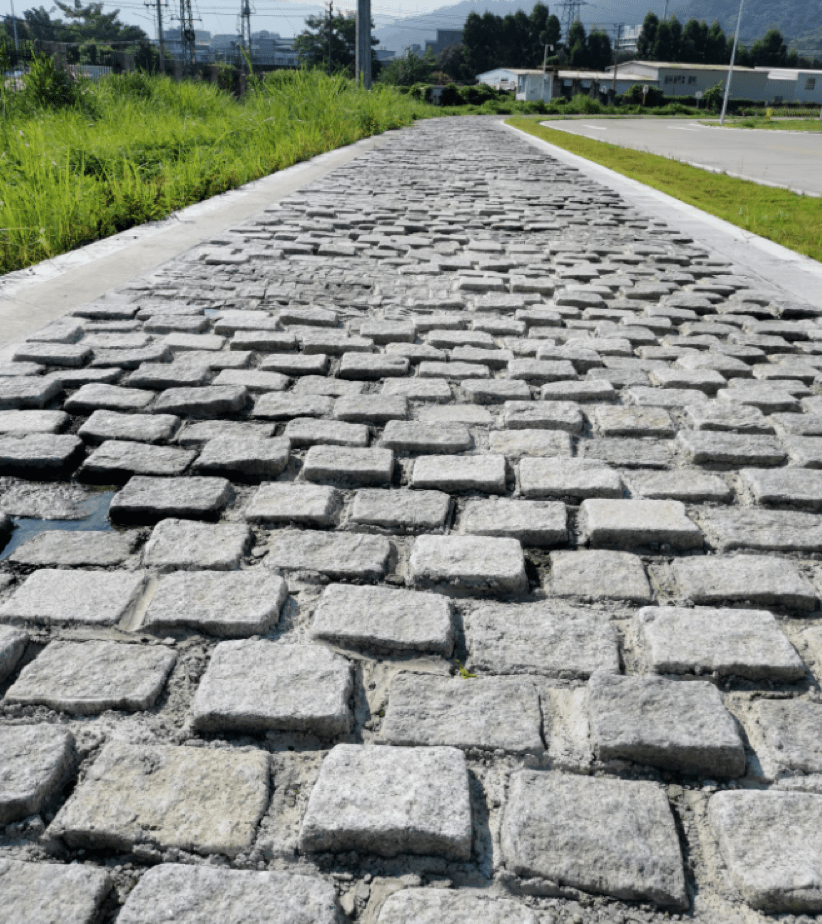 性是用花岗岩石块人工堆砌成的凹凸环面spc道路也叫比利时石块道路01