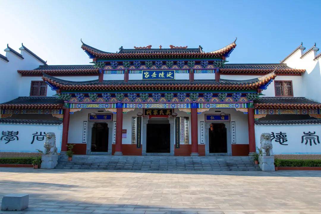 《登禅师台》:"金灯隐现古禅台,竹绕松围佛地开