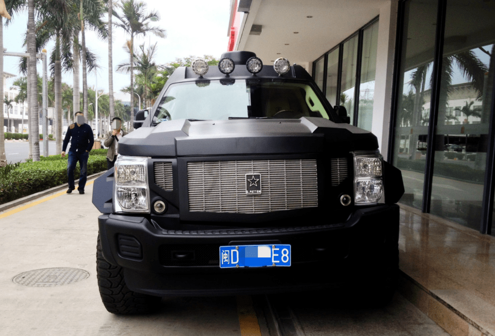 镇上偶遇柒牌老板座驾,路上的稀有车型,比760贵100万