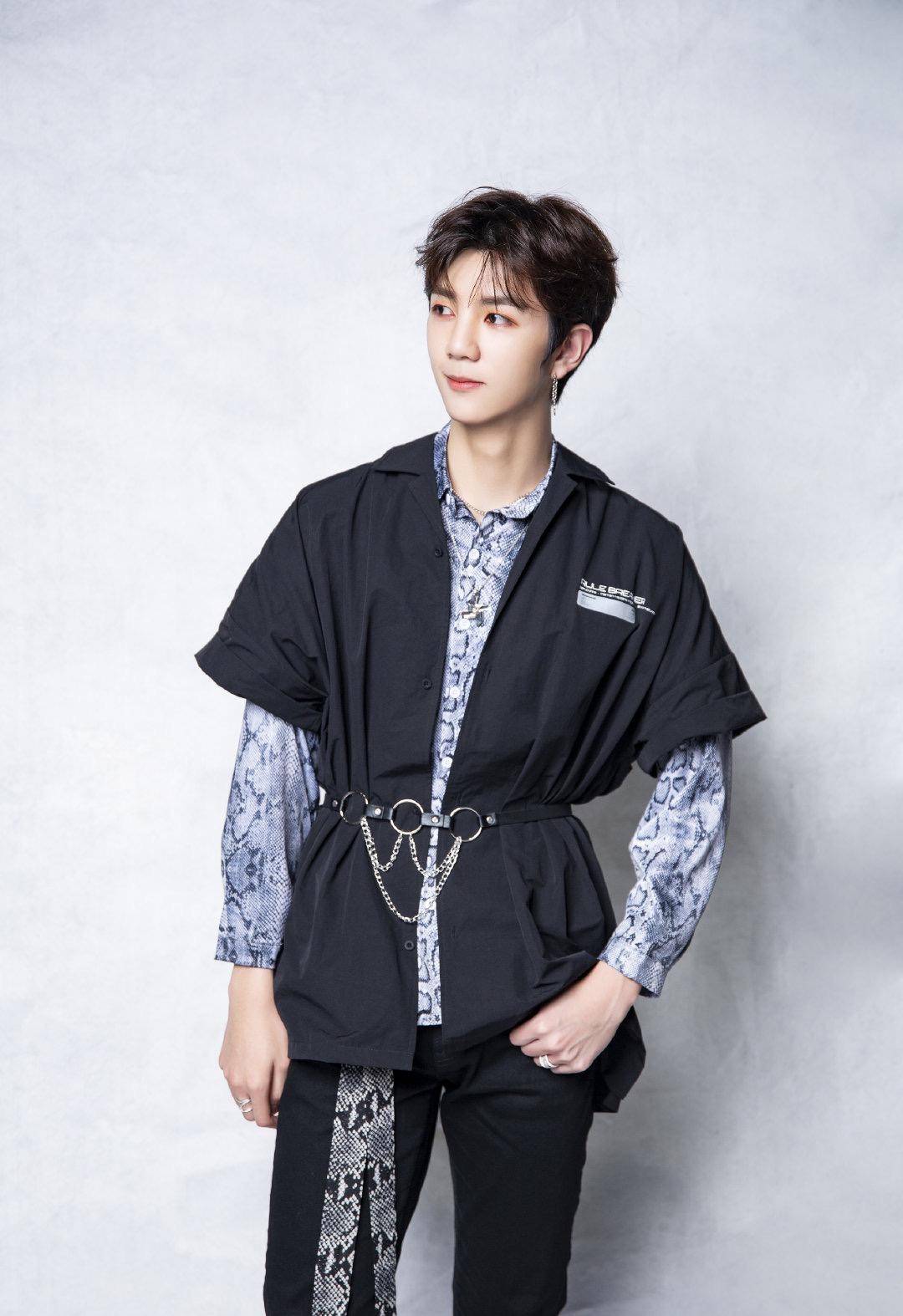 洪欣儿子个子高达1.87米!穿皮衣戴灰色美瞳,帅气似欧美混血鼓手