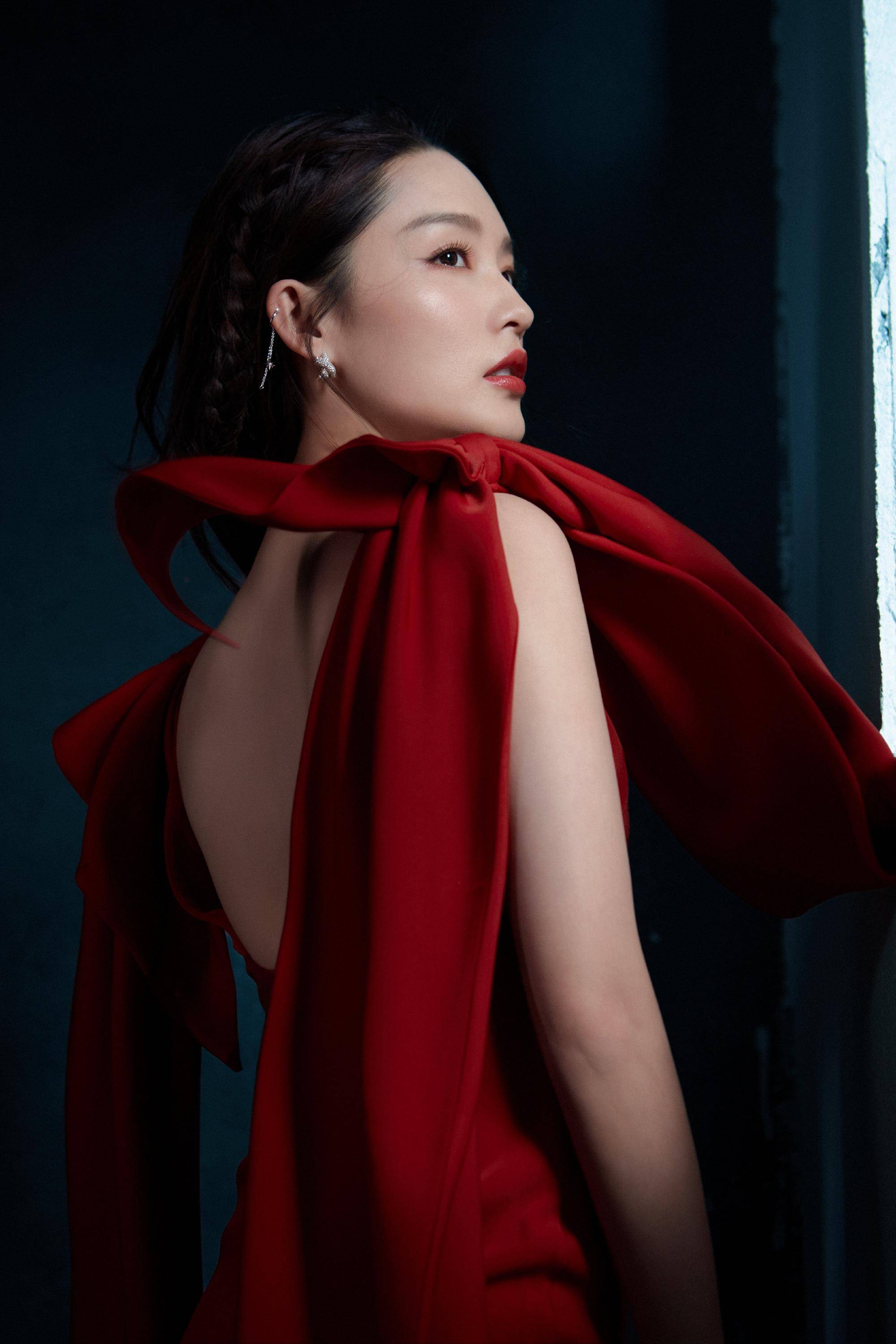 肩膀飘带设计感十足,李沁国庆晚会造型明艳飘逸,仍是仙女风