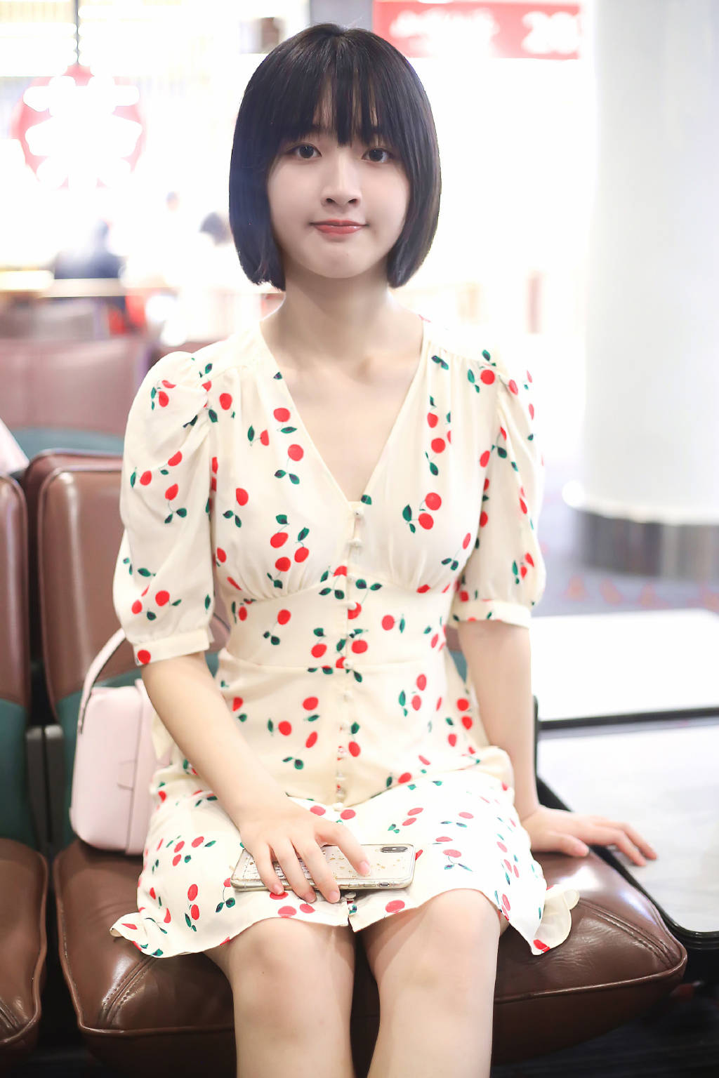 果然是生长期的小女生15岁邓恩熙穿印花裙配短靴双腿太圆润