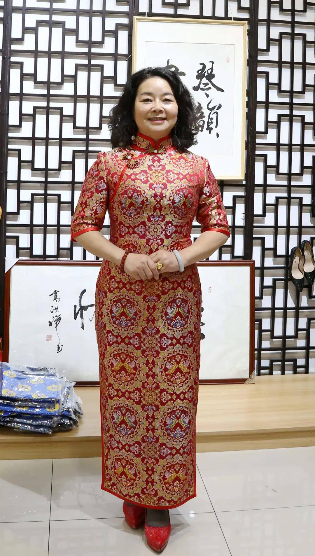 五行海仿旗袍老板娘宋海仿深爱旗袍,常年身着旗袍,亲自展示旗袍的魅力