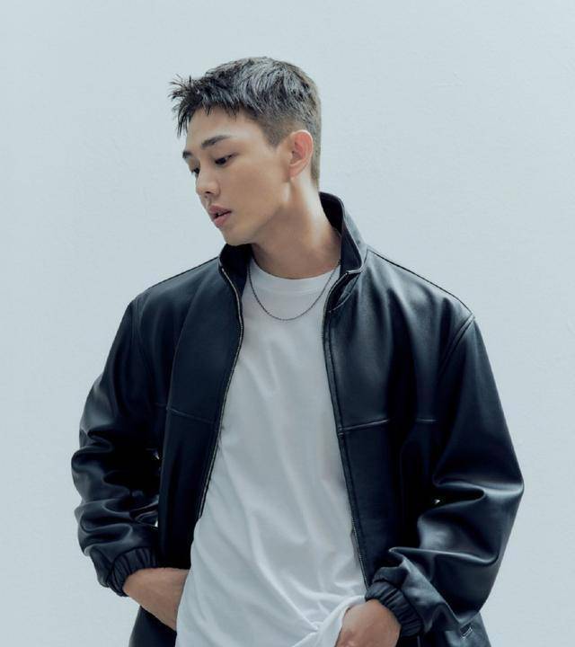 33岁刘亚仁登画报封面八套黑白灰造型完美演绎不羁熟男气质