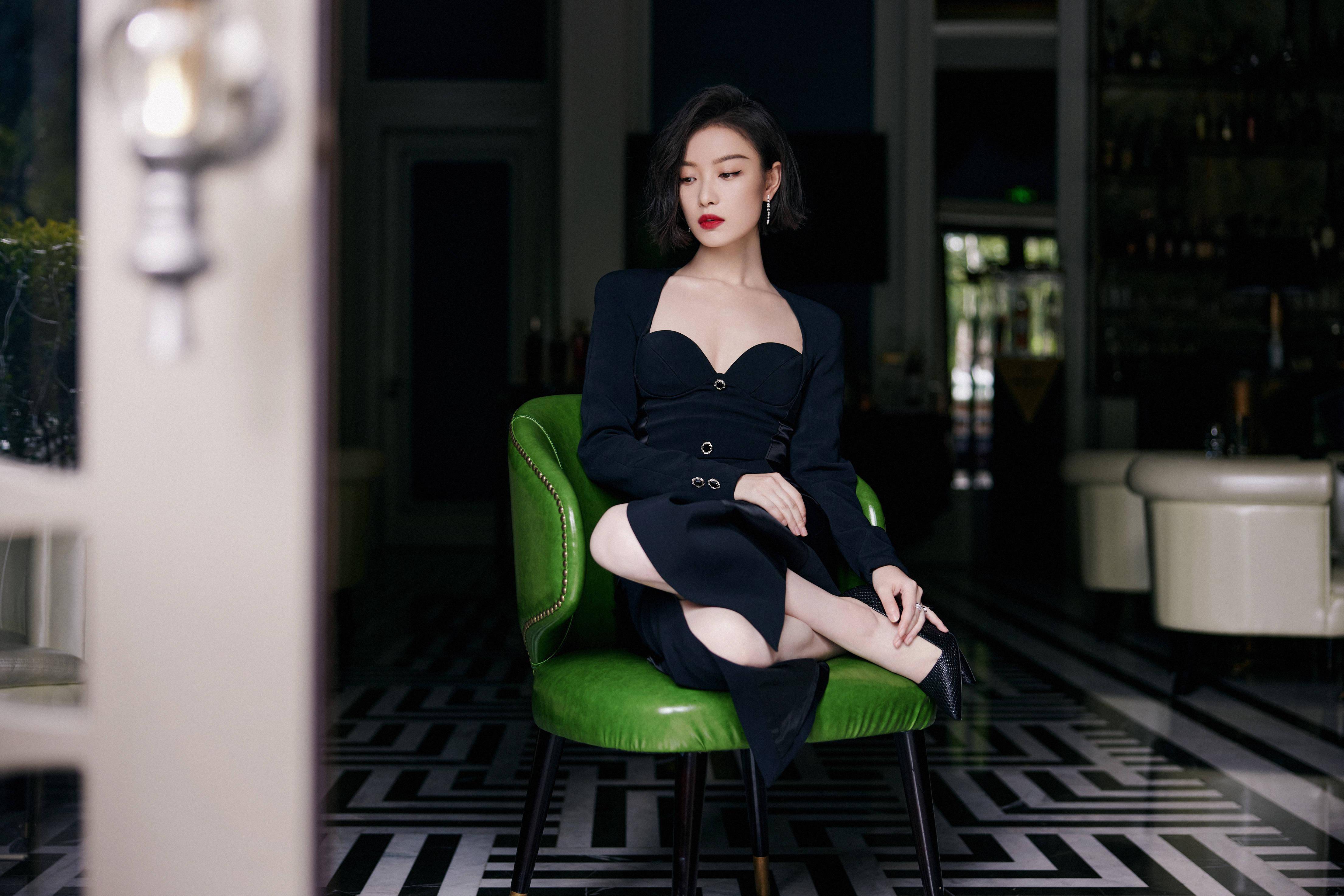 原创倪妮今日份安逸风穿搭,橙黄色和黑色碰撞出经典色彩,静谧又舒适