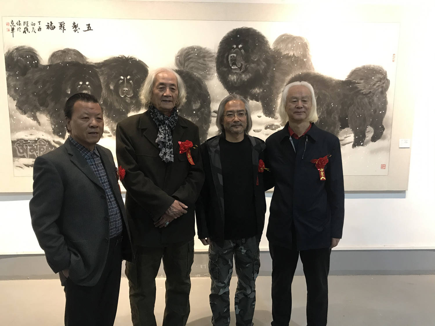 开幕式嘉宾合影开幕式现场松美术馆馆长包丹丹画展现场交流王仲画家