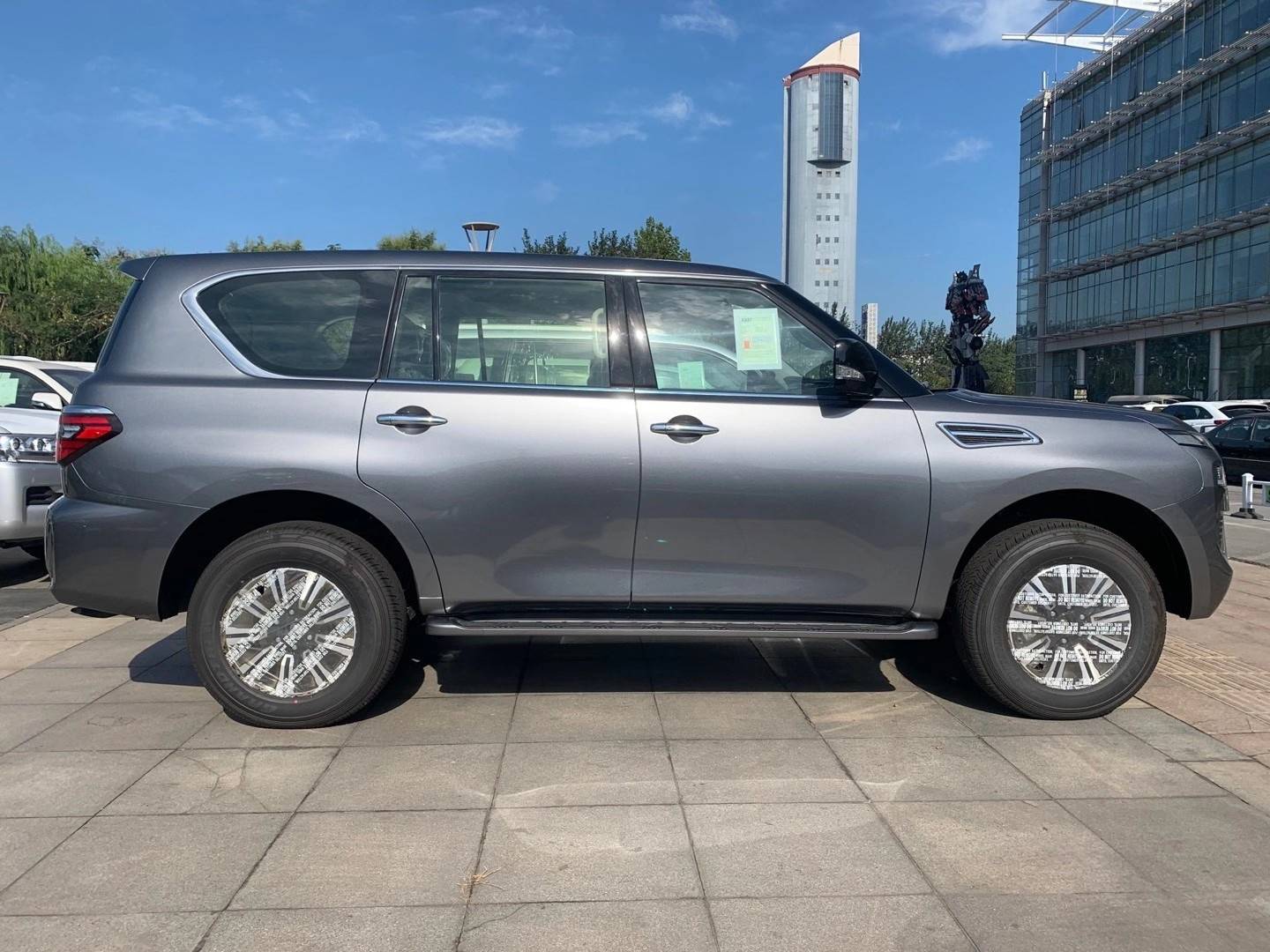 20款日产途乐内饰同样简洁舒适,中控部分的设计比较具有豪华感,标准