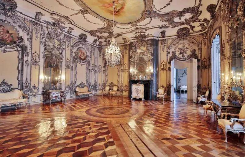 在世界上最豪华的宫殿内旅游是一种什么样的体验?