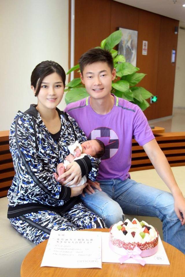 不受家暴事件影响!张培萌妻子播报体育赛事,颜值超高气色好