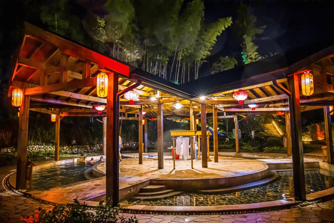 秋冬之际必备的仪式感在森林中泡花乐汤温泉