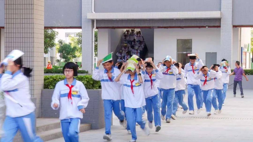 澄海中学校服图片