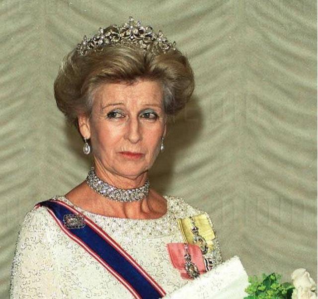 英国王室旁枝结婚,仅有3人参与,但收获到公主奶奶的浪漫祝福_弗洛拉