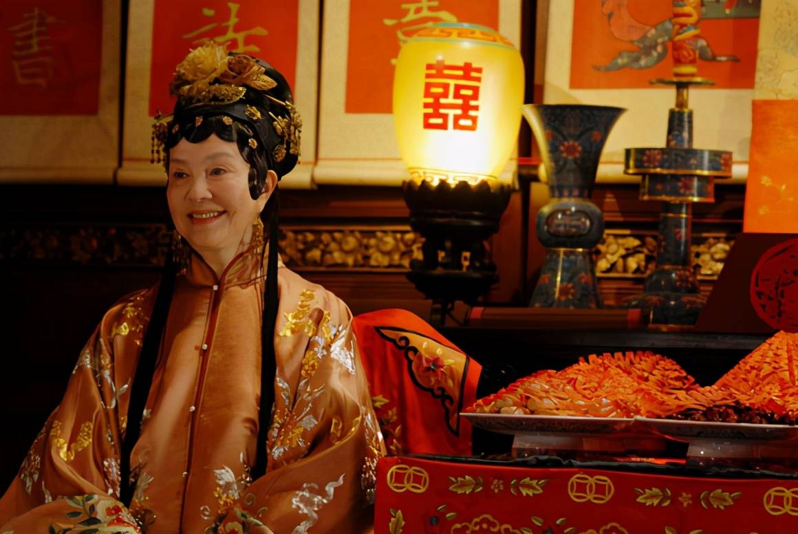 也是她的初恋,当年在拍完《烟雨蒙蒙》的时候,归亚蕾就嫁给了张梦魁