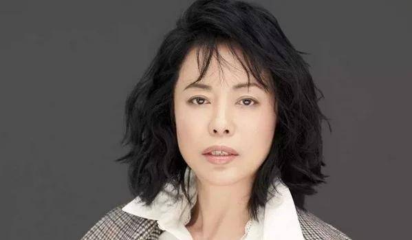 广告老婆外出,只剩我和继母在家,晚饭后她突然叫我如今,52岁的黄绮珊