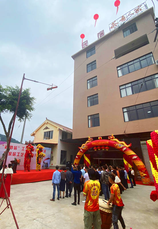 尚卿乡党委书记赵金忠,人大主任陈赫森,乡长高显达及尚卿乡的藤铁工艺