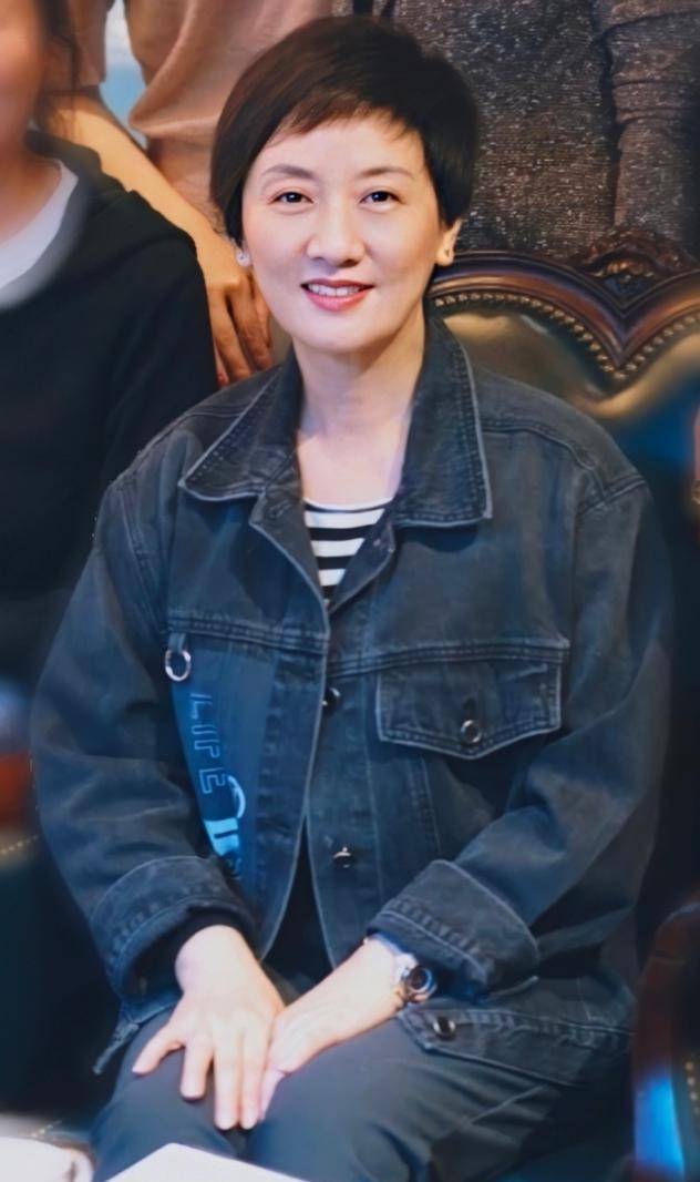 62岁邓婕高调亮相!一身黑色裙装好惊艳,气质高贵美如兰