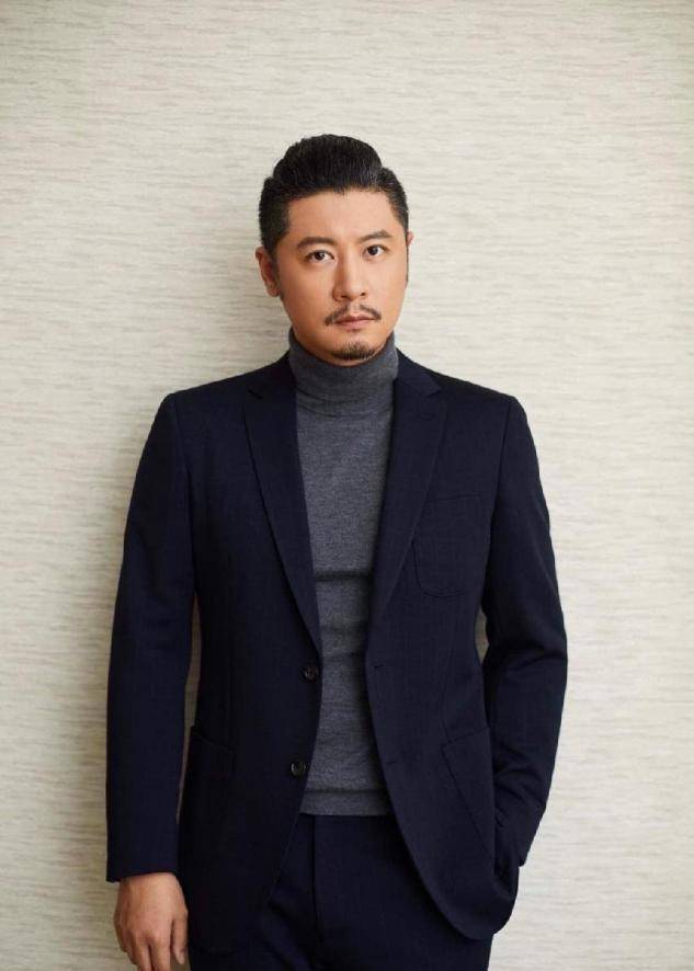 40岁任重现身机场减肥成功身材超有型衣品开挂帅到认不出来