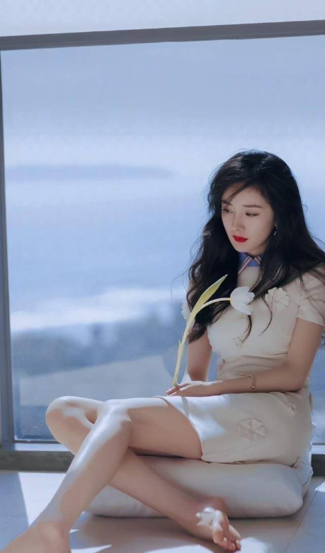 辣妈杨幂太高调了,穿粉色旗袍裙兜不住丰满上围,这身材绝了