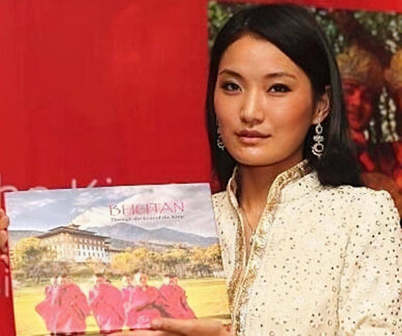 但也许是因为此前长期穿着不丹传统服饰,以至于在时尚感方面,佩玛颇有