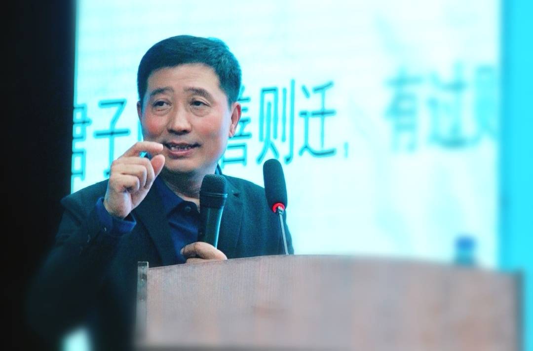 高长山教授开场以诙谐幽默的语言纠正了学生对于《周易》的认知误区