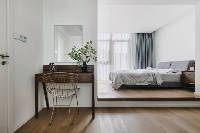 卧室床的放置做了一个小台阶,很有感觉的设计,就是晚上摸黑上厕所感觉