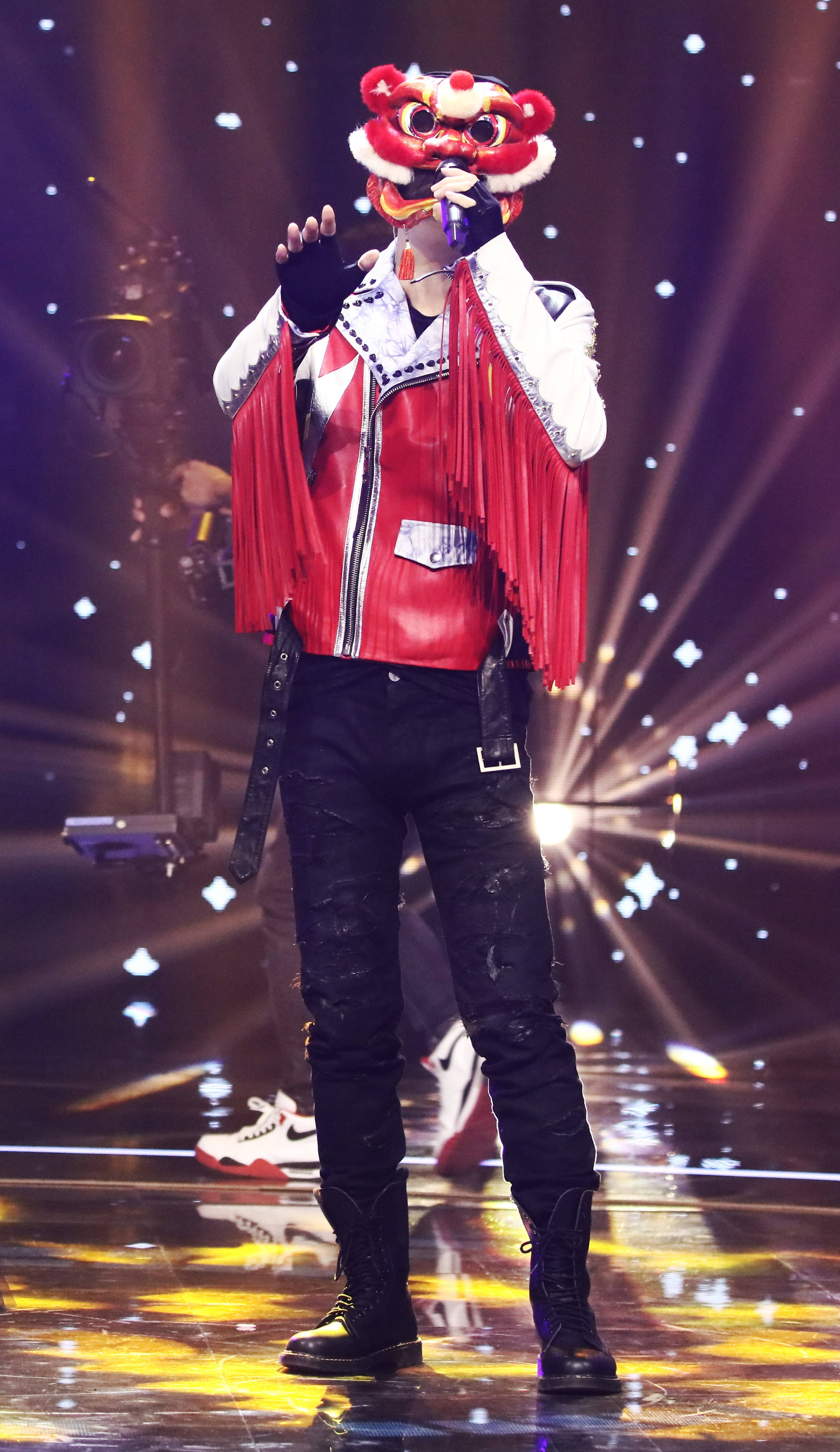 而面对范儿超正的霹雳舞女王"蝴蝶君",猜评团迎来了首次竞猜失利的