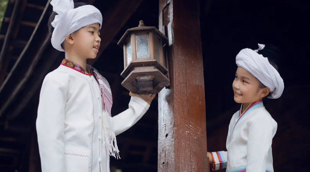 被谢娜和沙溢带火的傣族服装:女孩穿了显身材,男子穿了有气概