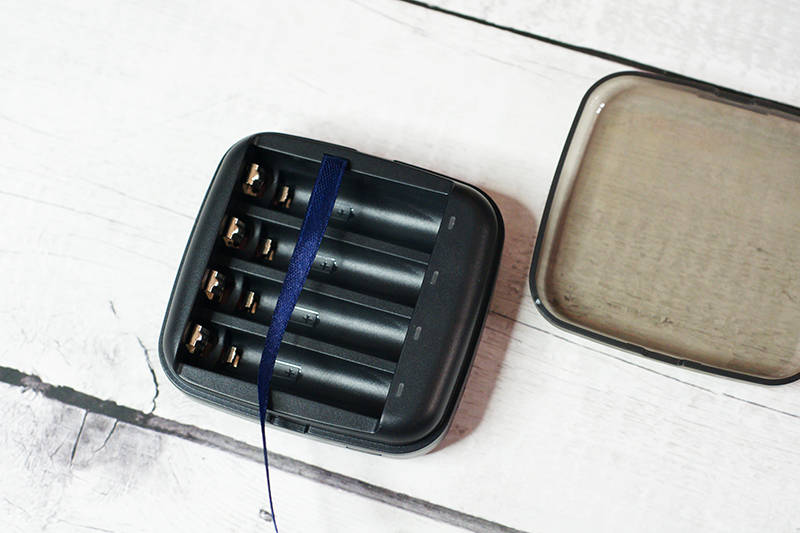 里面的电池卡槽分上下两层,可同时兼容5号和7号,最多可以4节电池同时