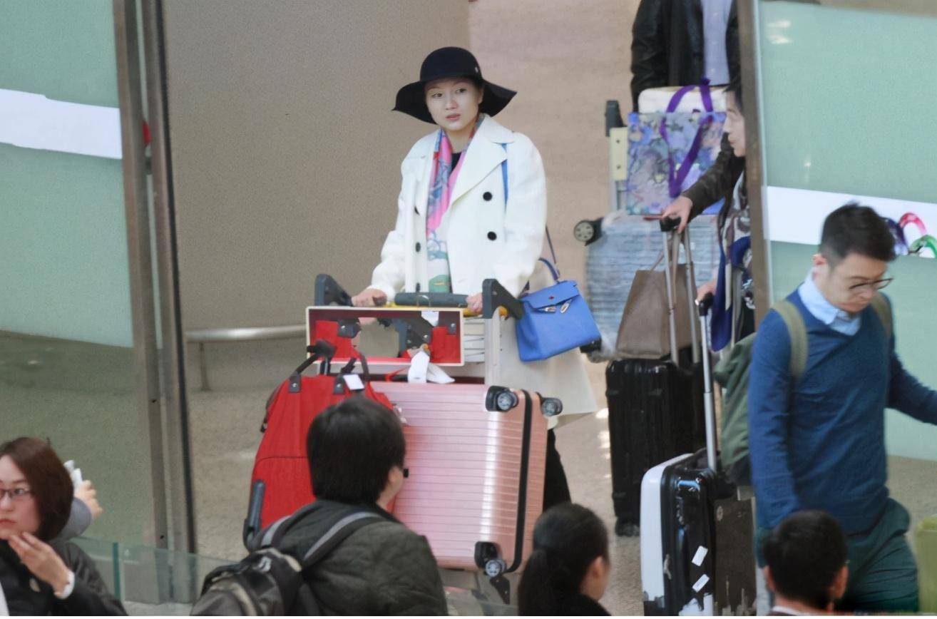 39岁陈婷独自走机场,宽檐帽配白色风衣像名媛,同框杨幂也不输