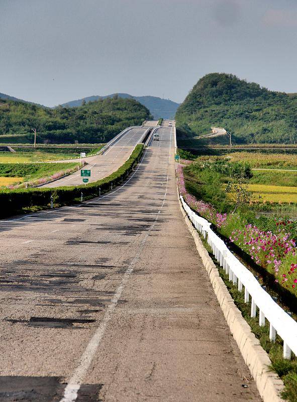 这是朝鲜"高速公路":不收费,不限速,不封闭