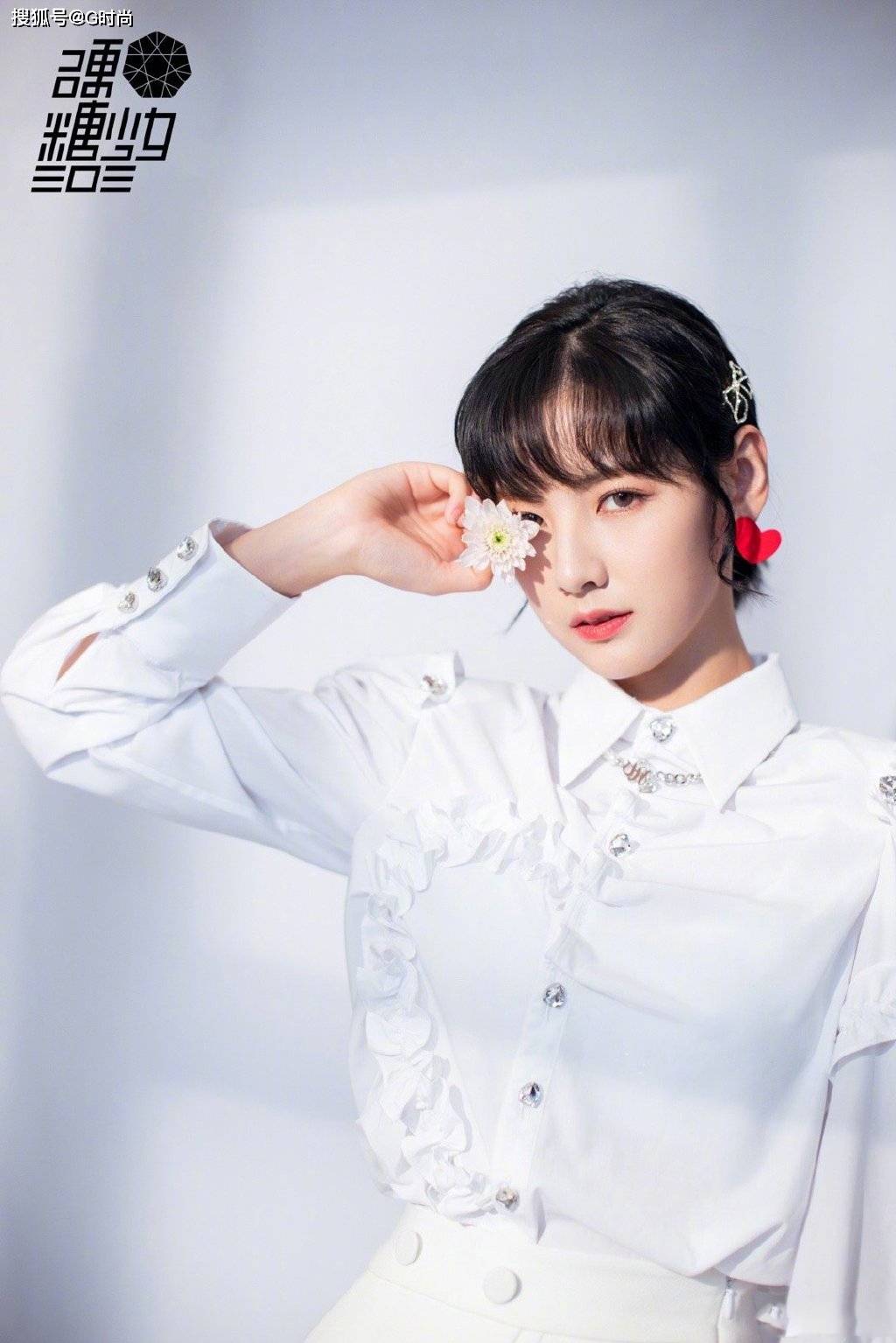 赵粤身穿白色荷叶边衬托少女心,设计彰显巧思