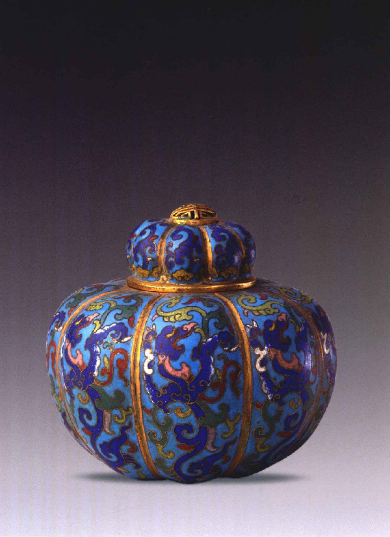 盒通体以天蓝色珐琅釉为地,盖面饰八人洗象图,一童子手挥扫帚正在象背