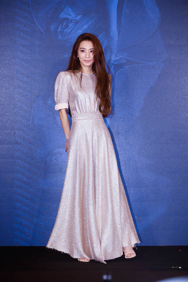 田馥甄现身活动,穿亮片长裙很闪耀,加上这头长发气质更好!