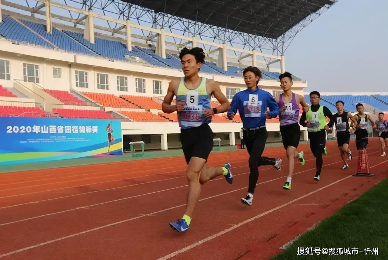 经过激烈角逐,段凯晨同学以4分17秒96的成绩获得男子1500米第三名,以2