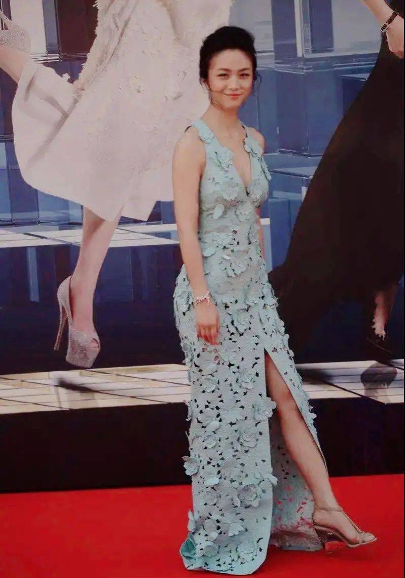 汤唯的文艺感没得挑,穿一袭蓝色深v镂空裙,"女神范"十足!