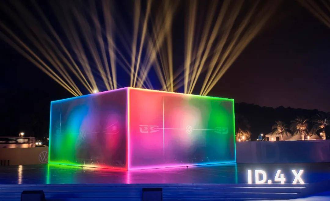 珠海大剧院前空投了一个巨型发光盒子里面竟然装的是