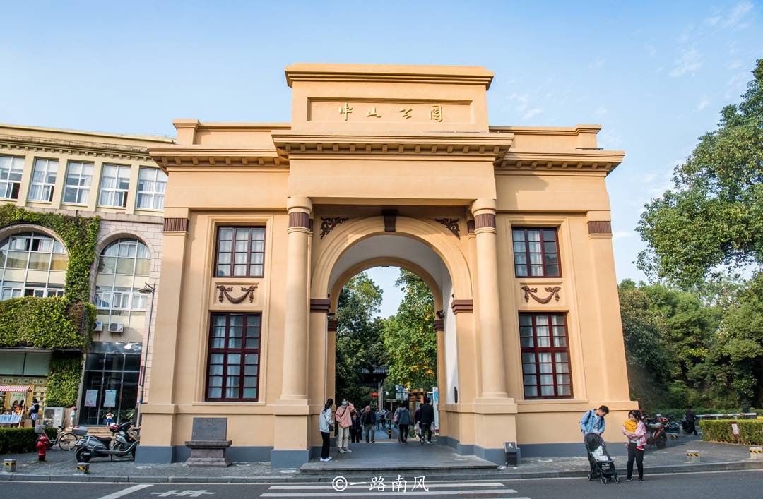 宁波最热闹的公园,曾是衙署所在地,中老年人比年轻游客多